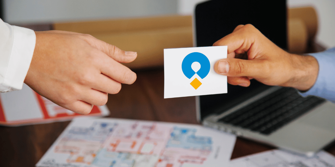 Projekt i druk wizytówek – przekazywanie wizytówki z logo TuszTusz.pl